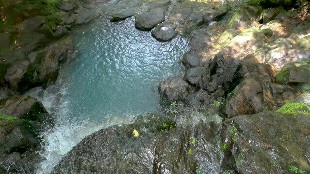 Visitando cascadas con aguas cristalinas celestes en las monta&ntilde;as de Panam&aacute; 