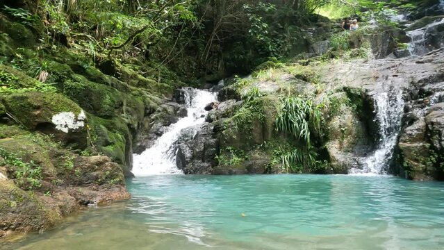 Visitando cascadas con aguas cristalinas celestes en las monta&ntilde;as de Panam&aacute; 