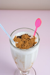 licuado frio de banana con leche y canela en polvo