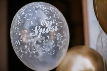 balloon with the words wed today, in Italian
