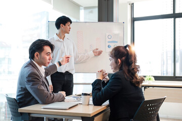 Presenting business plans of young businessmen to colleagues and exchanging ideas within the organization.