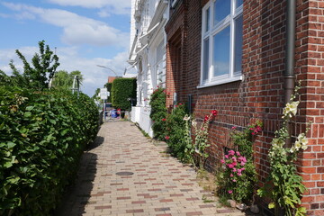 Fototapeta na wymiar Weg mit Blumen in Hamburg-Blankenese