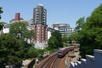 Hochhaus und Hochbahn am Stintfang in Hamburg