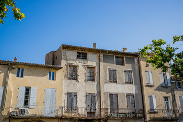 Dans le village de Nyons