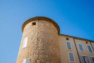 Dans le village de Nyons
