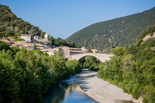 Pont Roman et village de Nyons