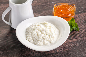 Grain curd with cream and jam