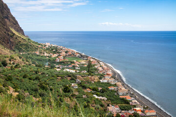 Vista a&eacute;rea del pueblo costero de Paul do Mar