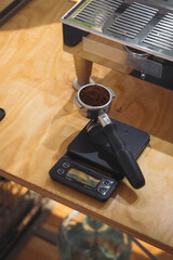 Gemahlener Kaffee von einer Kaffeebar wird gewogen für die Zubereitung eines Barista Espresso