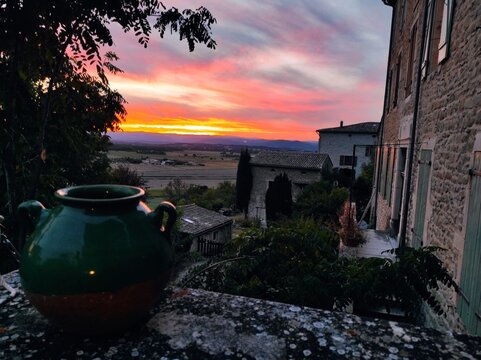 Dr&ocirc;me, coucher de soleil, vieux village