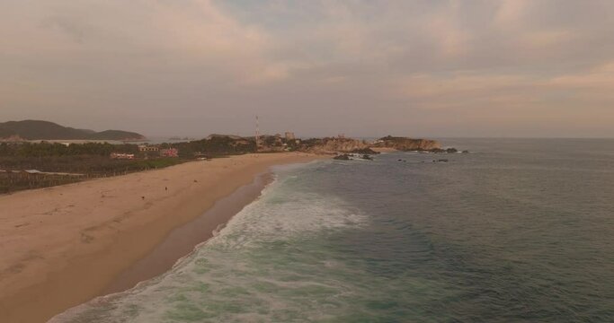 Atardecer en playa mexicana. Vista de dron 4k . Video Dolly in. Concepto de viajes y turismo. Bah&iacute;a San Agust&iacute;n Huatulco, Oaxaca. Costa del pac&iacute;fico de M&eacute;xico.