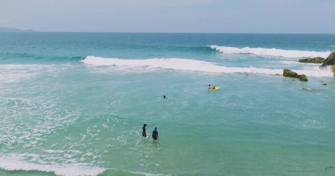 pr&aacute;ctica de surf de ni&ntilde;os ,Vista de dron 4k . Video Dolly in. Concepto de viajes y turismo.  Oaxaca. Costa del pac&iacute;fico de M&eacute;xico.
