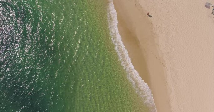 playa paradisiaca. Vista de dron 4k . Video cenital. Concepto de viajes y turismo. Bah&iacute;a Chahu&eacute; Huatulco, Oaxaca. Costa del pac&iacute;fico de M&eacute;xico.