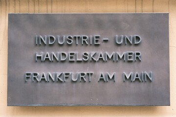 Schild mit Aufschrift Industrie- und Handelskammer Frankfurt am Main