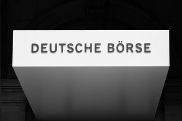 Schild mit Aufschrift Deutsche Börse in Frankfurt am Main - obrazy, fototapety, plakaty