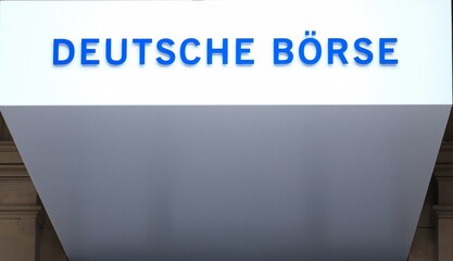 Schild mit Aufschrift Deutsche Börse in Frankfurt am Main