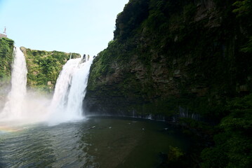 Fototapeta na wymiar 迫力のある雄川の滝