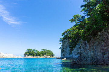 浄土ヶ浜の透き通った湾の景色