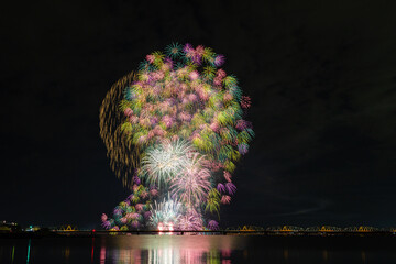 夏の夜空に咲く大輪の花火