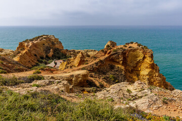 Fototapeta na wymiar Unterwegs an der Steiküste bei Algar Seco, Algarve