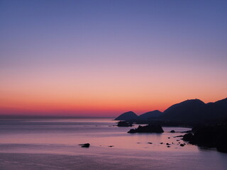海岸線と夜明け前の空の色