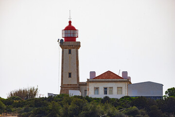 Fototapeta na wymiar Leuchtturm Farol de Alfanzina, Nähe Carvoeiro, Algarve