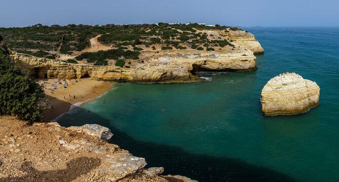 Praia do Carvalho, Sandstrand in einer Bucht N&auml;he Carvoeiro, Algarve