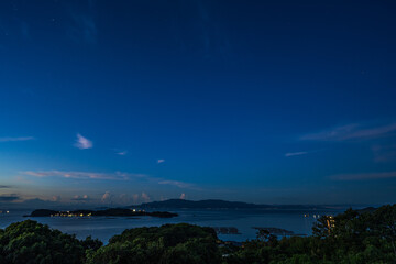 Fototapeta na wymiar 日本の岡山県備前市日生の頭島の美しい夜明けの星空