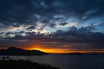 日本の岡山県備前市の頭島の美しい日の出