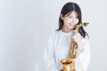 サックスを持つ女性