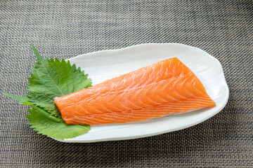 刺身用生サーモン。