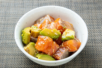 サーモンとアボカドのポキ。