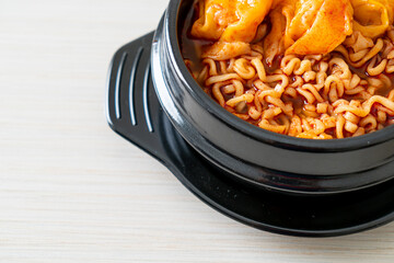 Korean instant noodles with dumplings