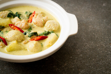green curry soup with minced pork and meat ball