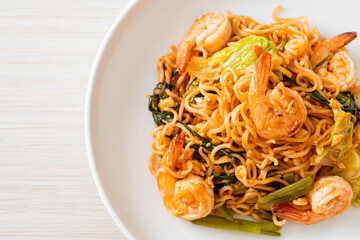 Stir-fried instant noodles sukiyaki with shrimps