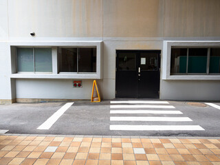 誰もいない施設の入り口