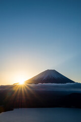 富士山と日の出_朝日_朝焼け_夜明け_本栖湖