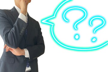 顎に手を当てて考えるポーズをする男性