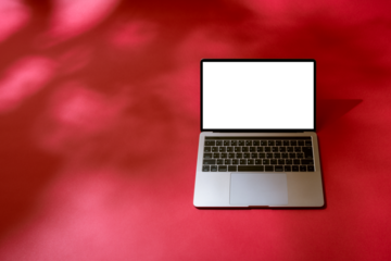 日差しと赤い背景とラップトプコンピューター