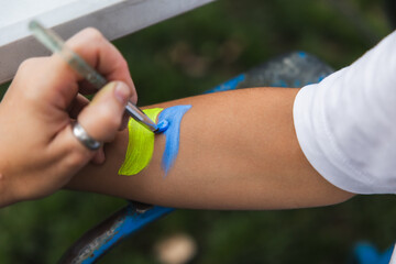 drawing of the ukrainian flag on the hand