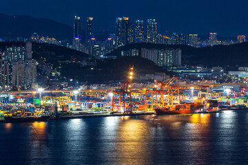 Fototapeta na wymiar The night view of Busan Port from the Dong-gu Library Observatory in Busan, Korea.