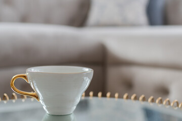 Filiżanka z kanapą w tle