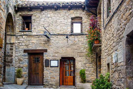 Alquézar Comarca Somontano De Barbastro, Huesca, Autonomous Community Of Aragon Is Located On The Right Bank Of The Vero River.