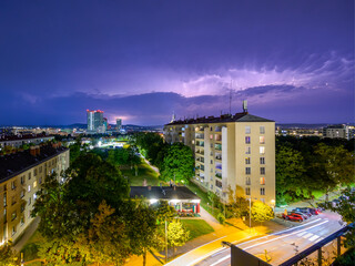 Heftiges Wetterleuchten mit  Blitzen über der Wienerberg City in Wien
