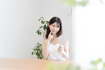 Obraz na płótnie Canvas 手鏡を持つ日本人女性