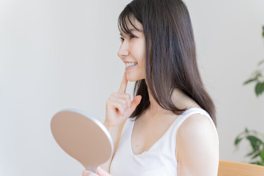 手鏡を持つ日本人女性