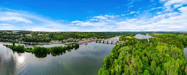 Barrage hydraulique avec écluse sur le fleuve la Seine en région parisienne
