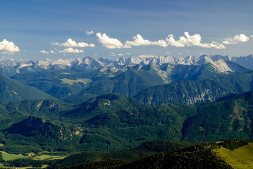 Alpenpanorama über die bayerischen Voralpen zum Karwendelgebirge