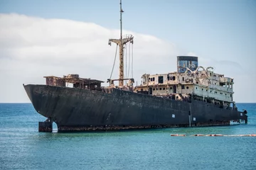 Photo sur Plexiglas les îles Canaries Ship stranded on the coast of Arrecife in Lanzarote, called Telamón. Rusty boat. Stranded ship. Broken ship. Lanzarote, Canary Islands, Spain