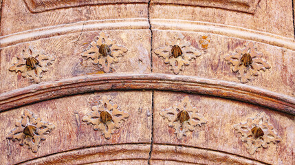 Detalle de puertas y herrería para fondos y texturas del Monasterio de Les Santes Creus en la...